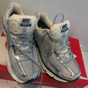 Women Nike Zoom Vomero 5-With Original Box.In great condition. Size 7.5.